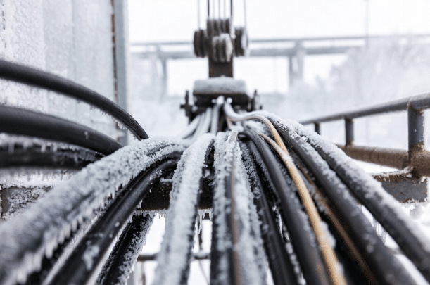 High-flex robot torsion cables and drag chain cables operating under combined motion and temperature cycling in industrial automation