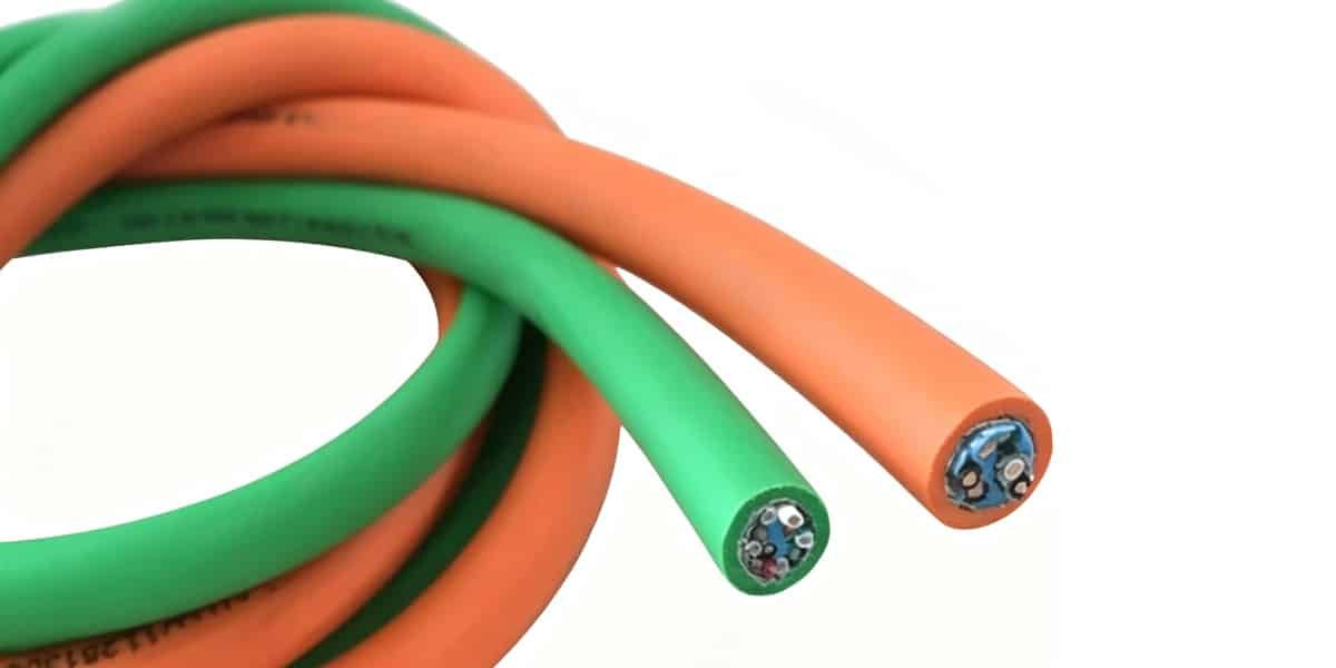 HULK high-flex TRVV drag chain cables in orange and green jackets, showing multi-core tinned copper conductors with color-coded insulation and shielding for reliable performance in CNC machines, robotics, and automated production lines under continuous bending.