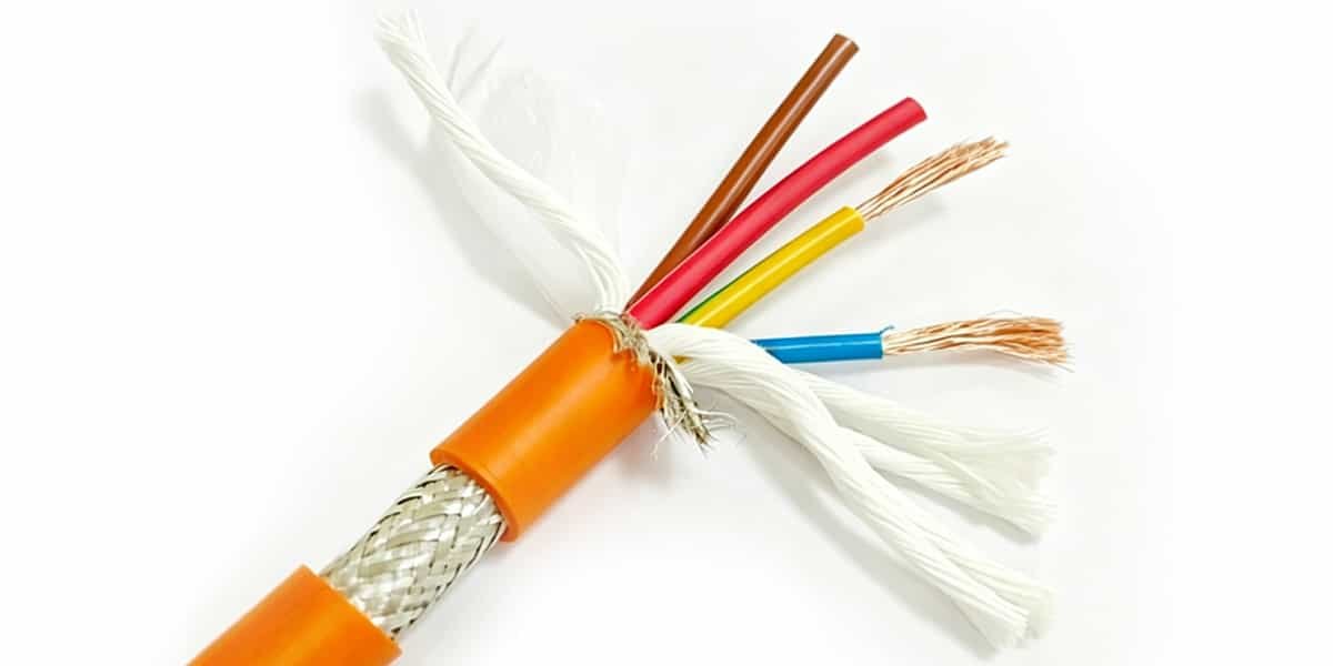 HULK high-flex servo motor power cable with brake function, featuring orange PUR jacket, color-coded insulated conductors (red/yellow/blue/brown), white fiber filler, and braided shielding for reliable power, signal, and brake control in drag chain applications.