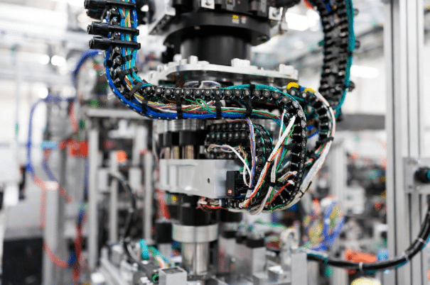 Industrial robotic arm using torsion-rated single motor cables in cable management system for dynamic motion in single-cable servo setups