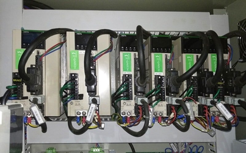 HULK flexible cables routed between multiple servo drives inside an industrial control panel, engineered for electromagnetic compatibility, space-efficient routing, and stable signal transmission in high-density automation systems.