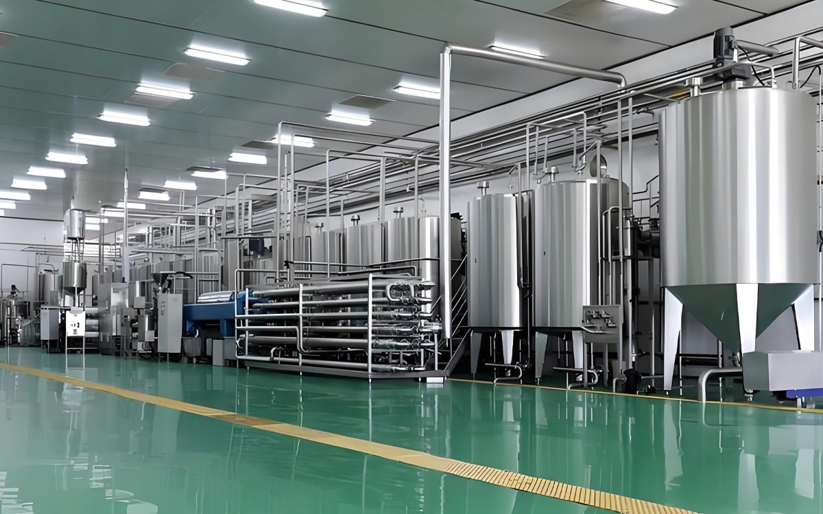 HULK cables installed in a hygienic food and beverage production facility with stainless steel tanks and CIP systems, demonstrating compliance with food safety standards and resistance to chemical cleaning agents and high humidity.