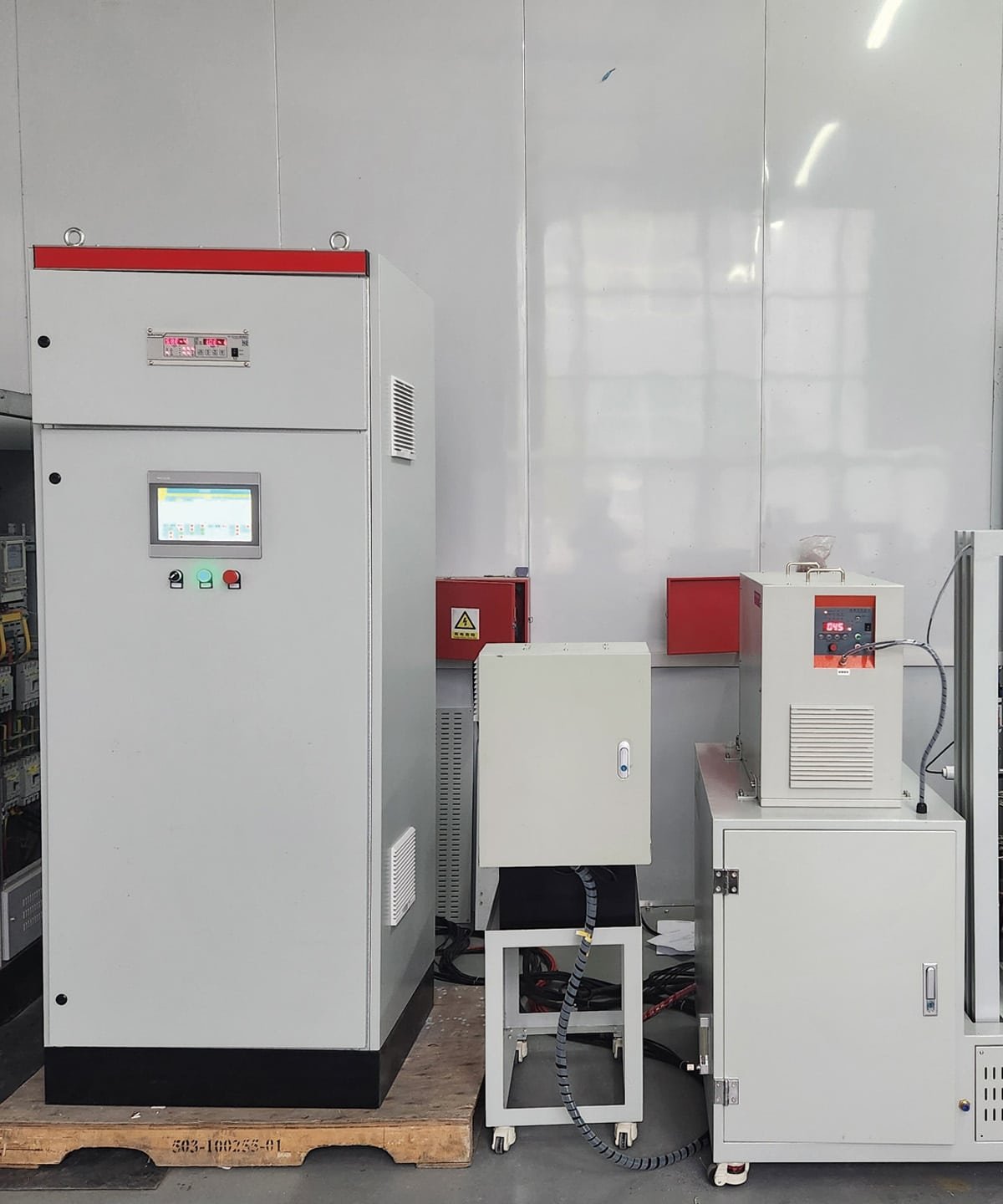 HULK high-temperature press control system with touchscreen interface and auxiliary units, used for precise thermal processing of cable insulation and sheath materials during manufacturing.