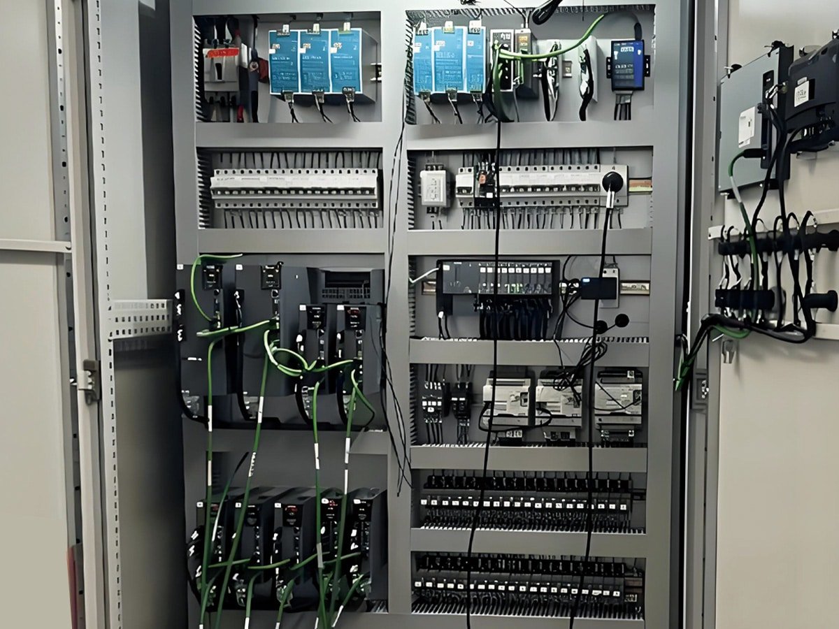 Hulk Cable high-density wiring in industrial control cabinet with shielded control cables connecting Siemens S7-1500 PLCs and SINAMICS S200 servo drives, routed through cable trays for EMI suppression and easy maintenance in automation systems