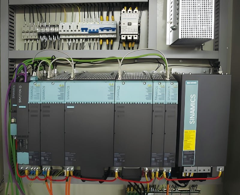 Hulk Cable high-density wiring in Siemens SINAMICS S120 multi-axis servo drive control cabinet with shielded power and signal cables routed through cable trays for EMI suppression and easy maintenance in precision motion control systems