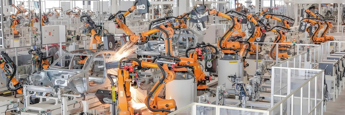 Hulk Cable high-flex drag chain cables connecting heavy-duty industrial robots to control systems in automotive welding line, designed for continuous motion, EMI suppression, and long service life in dynamic industrial environments