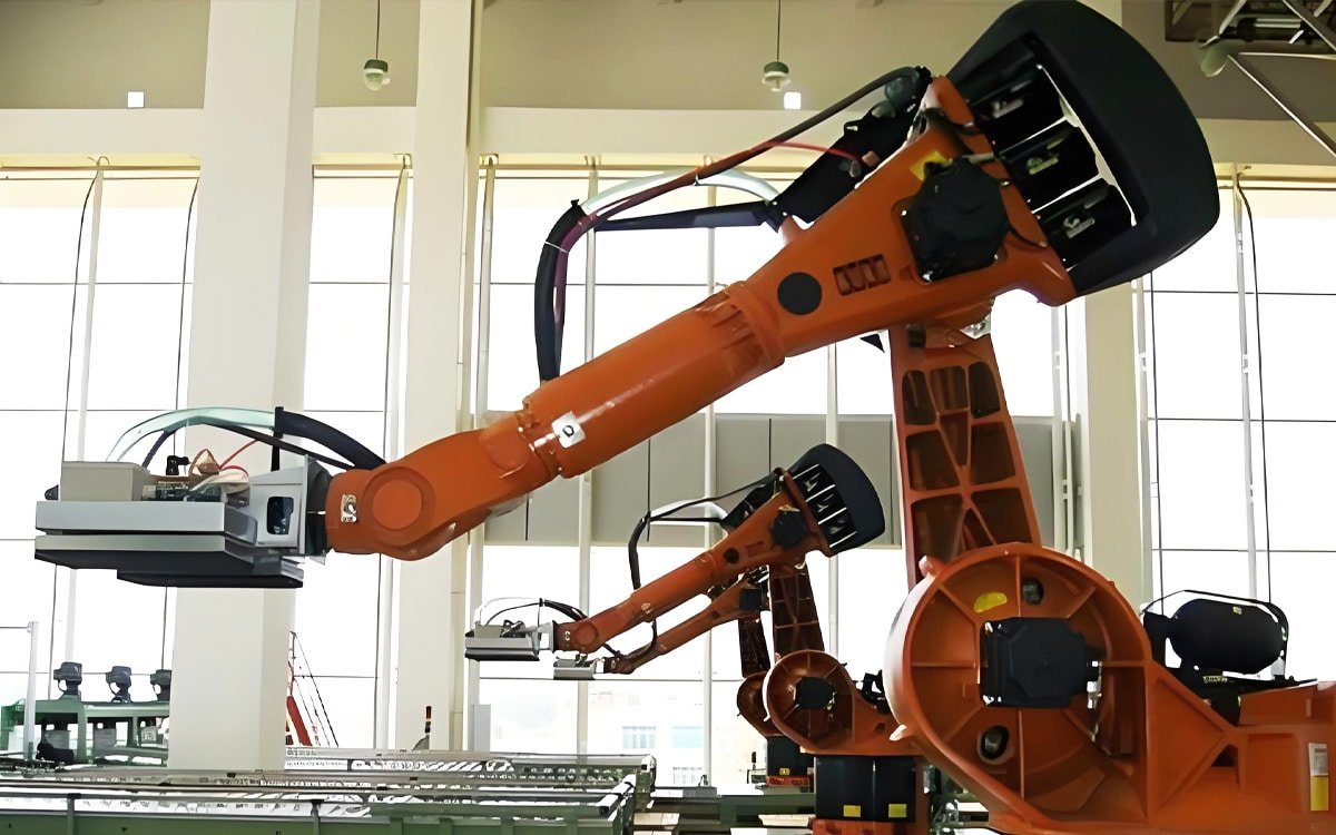 Hulk Cable high-flex integrated cabling solution for large-scale industrial robot multi-axis linkage system, featuring black corrugated conduit-protected cables routed along robot body for stable power and signal transmission during complex motion trajectories and high mechanical stress