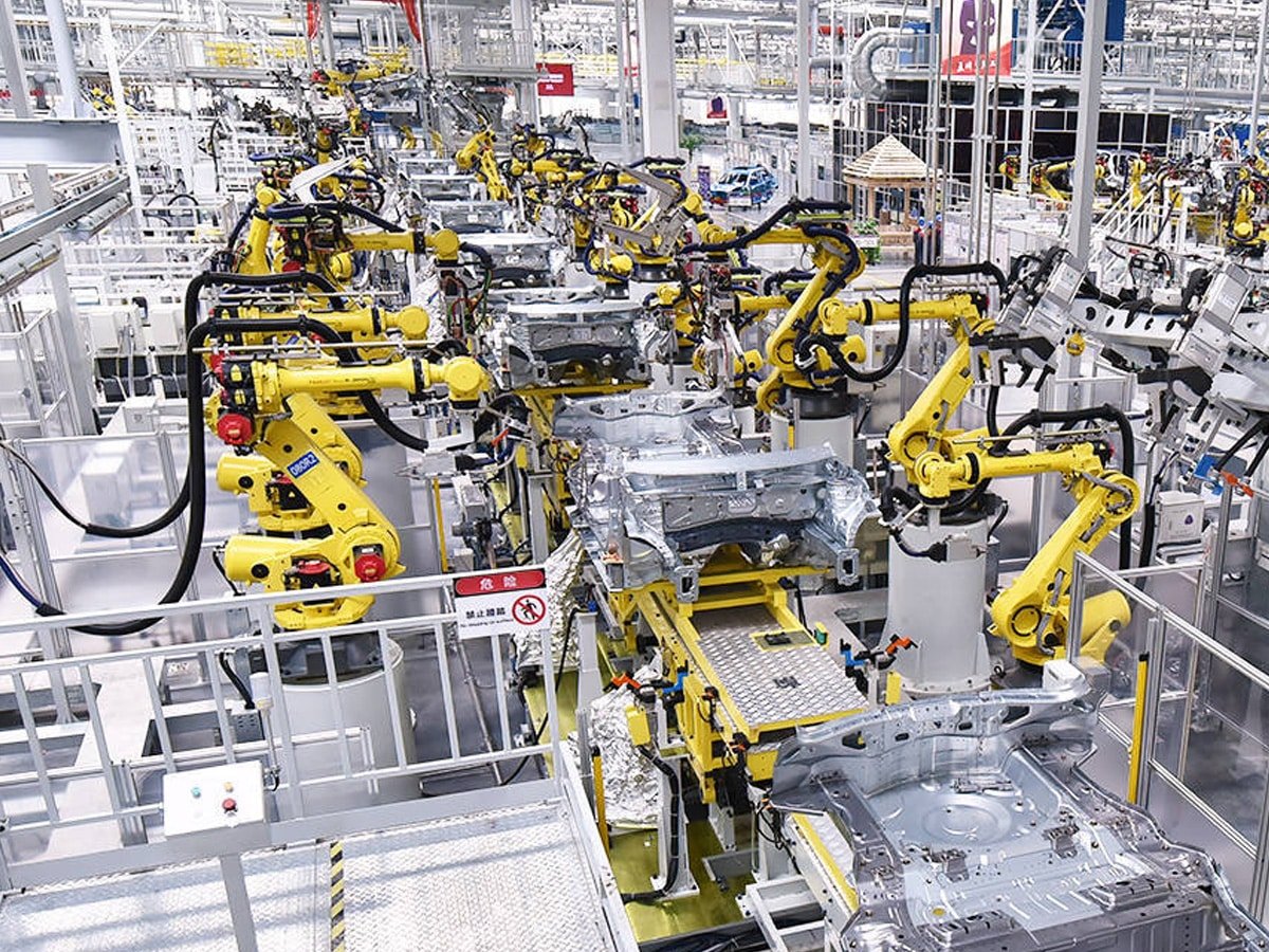 Hulk Cable high-flex composite cables routed on yellow robotic arms in automotive welding line, ensuring EMI-free signal transmission under millions of bending cycles and oil exposure for zero-downtime production