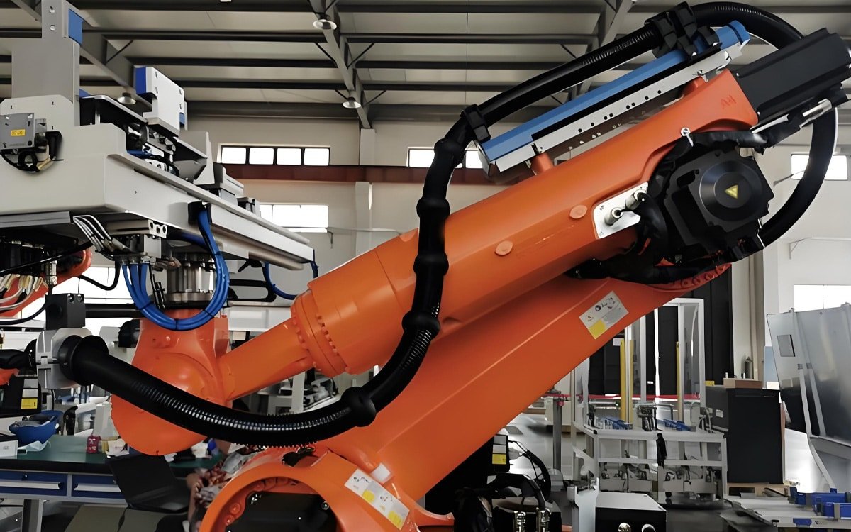 Hulk Cable robotic arm integrated pipeline package system with flexible black corrugated sheath protecting multi-cable and pneumatic lines for high-speed industrial automation applications