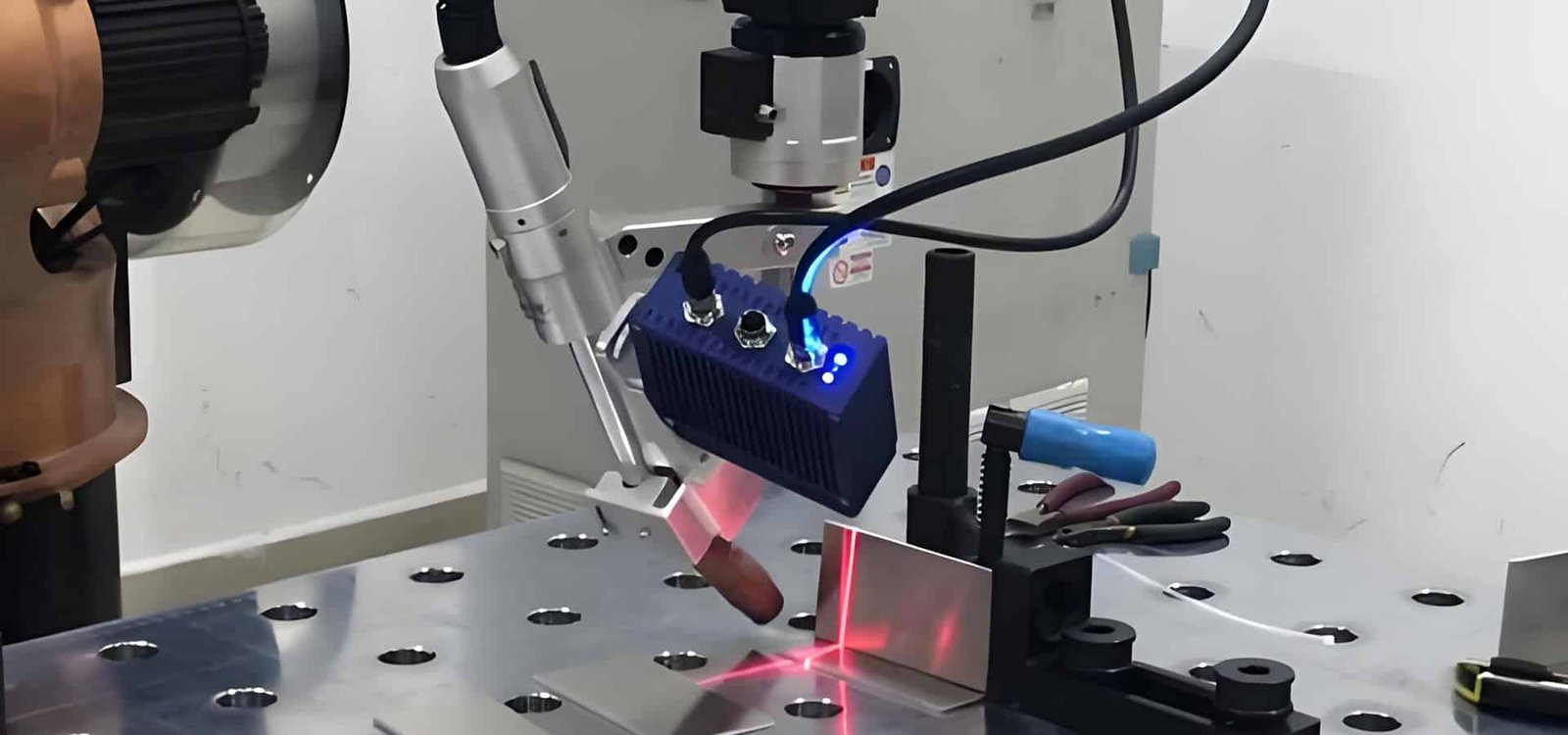 Hulk Cable high-flex cabling solution for 3D photoelectric sensor on robotic arm, featuring black shielded cable routed along mechanical structure for stable power and signal transmission under high-frequency motion and electromagnetic interference