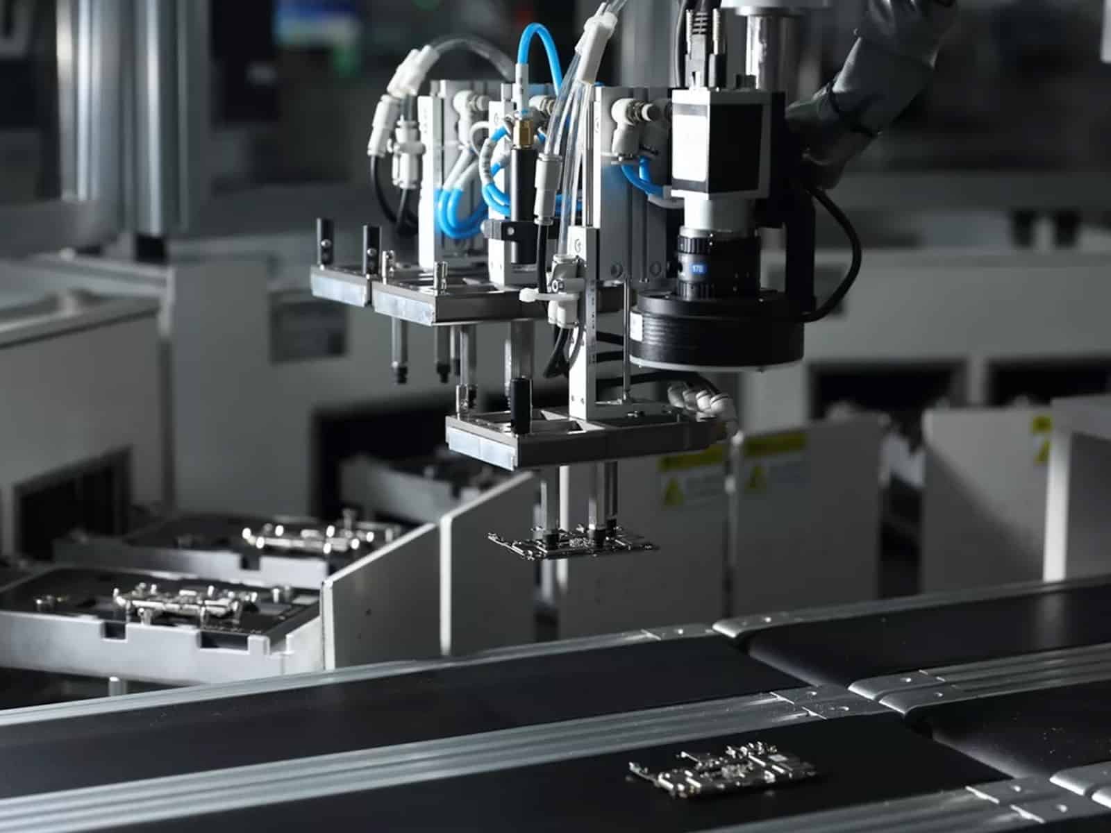 Hulk Cable micro-flex cabling solution for SMT pick-and-place head, featuring compact black and blue high-flex cables routed along metal frame for stable servo and encoder signal transmission during high-speed chip placement operations