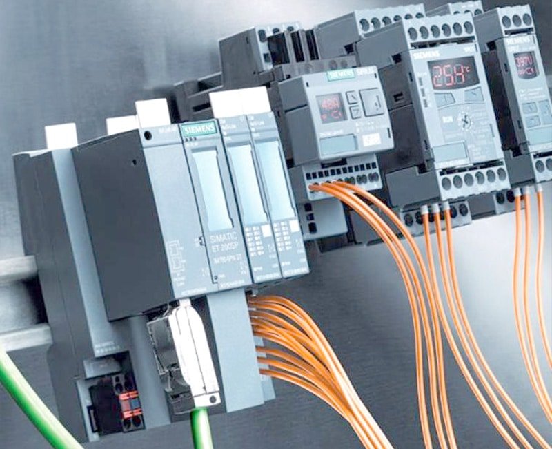 Hulk Cable shielded signal cables connecting Siemens ET 200SP distributed I/O modules with digital display for temperature monitoring, ensuring stable analog and digital signal transmission in high-density industrial control systems