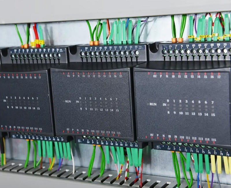 Hulk Cable shielded signal cables connecting Siemens ET200SP distributed I/O modules in automation cabinet, with color-coded wiring for stable digital signal transmission and EMI suppression in high-density industrial control systems