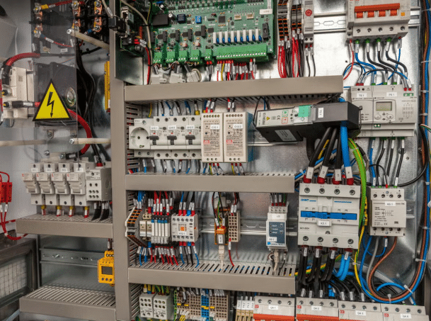Realistic engineering lab photo of flame spread testing on bundled LSZH custom halogen-free cables according to IEC 60332 standards, highlighting low smoke performance in fire-performance validation