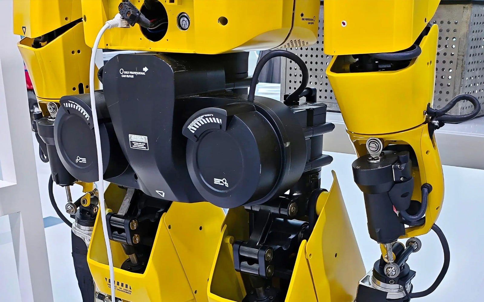 Close-up of the Lightning humanoid robot’s joint assembly, featuring high-torque-density motors, carbon-fiber composite links, and integrated HULK flexible cables; the design enables centimeter-level positioning via multi-sensor fusion (LiDAR, vision, IMU, GNSS) while maintaining structural integrity under dynamic loads in industrial environments.